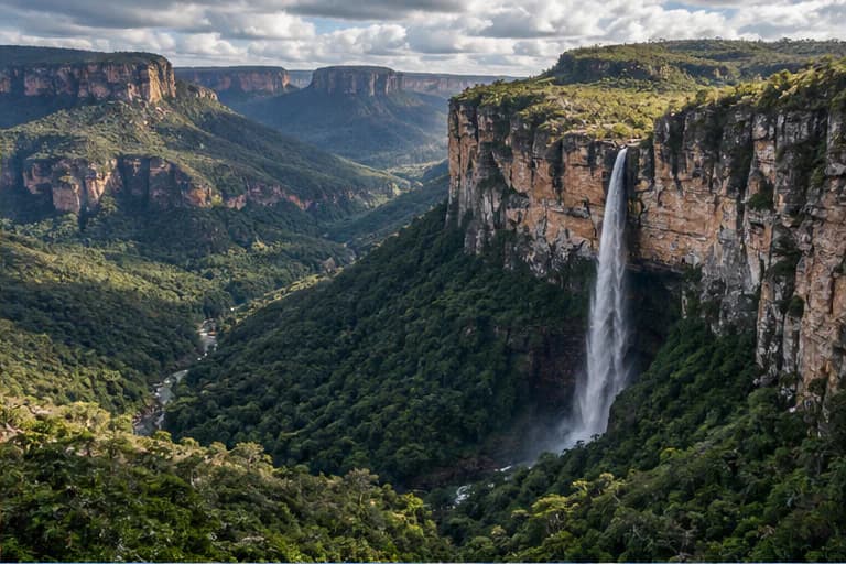Vale verde e paredões da Chapada Diamantina ao amanhecer