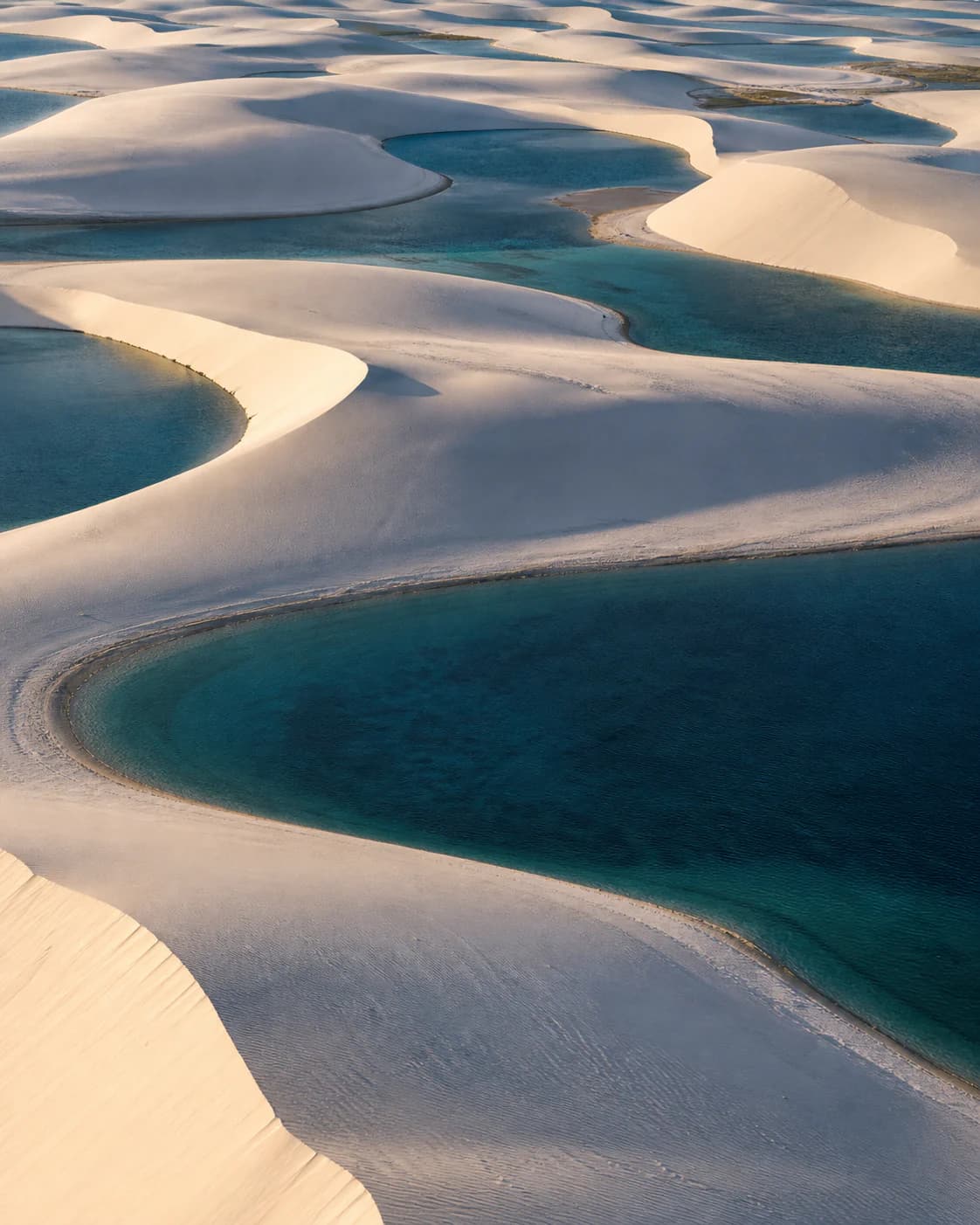 Dunas e lagoas dos Lençóis Maranhenses vistas de cima